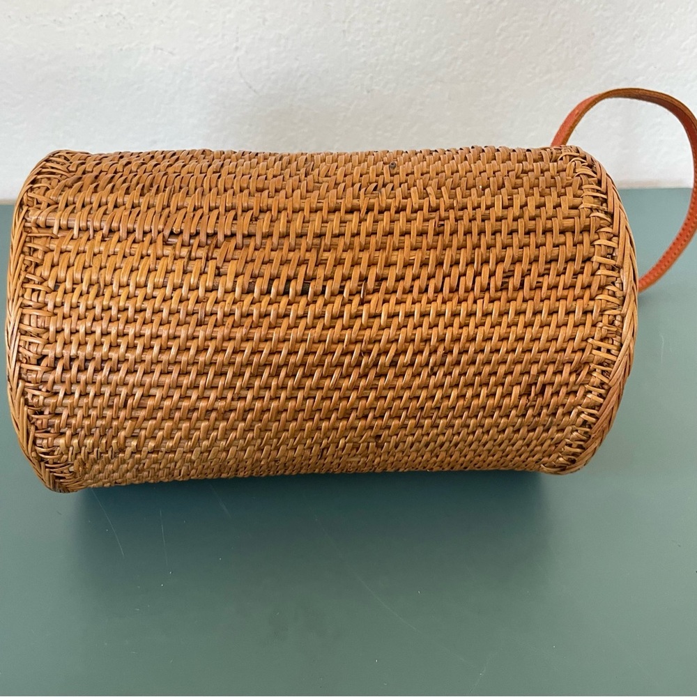 Rattan Wicker Woven Crossbody Bag Cognac Brown Oval cylinder shape leather strap - Picture 5 of 13